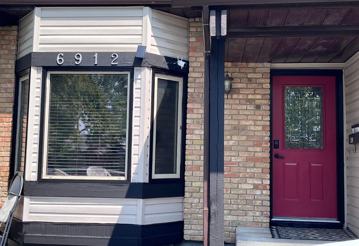 Gorgeous House&30 Second Bus Station Close C-Train& Free Parking YYC Eksteriør bilde