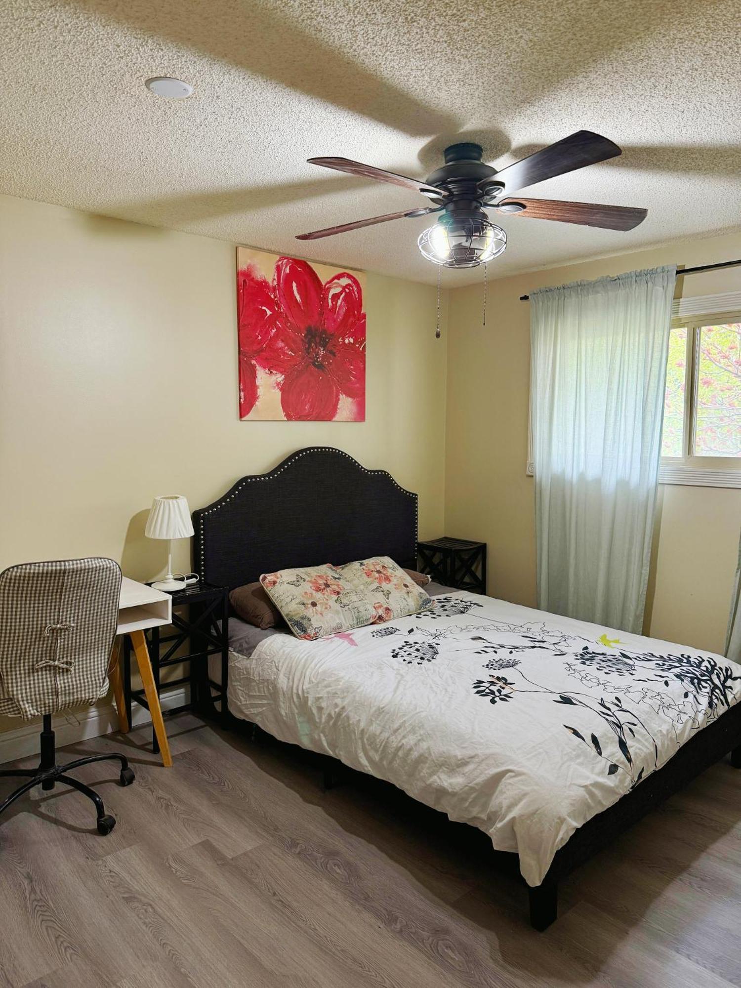 Gorgeous House&30 Second Bus Station Close C-Train& Free Parking YYC Eksteriør bilde